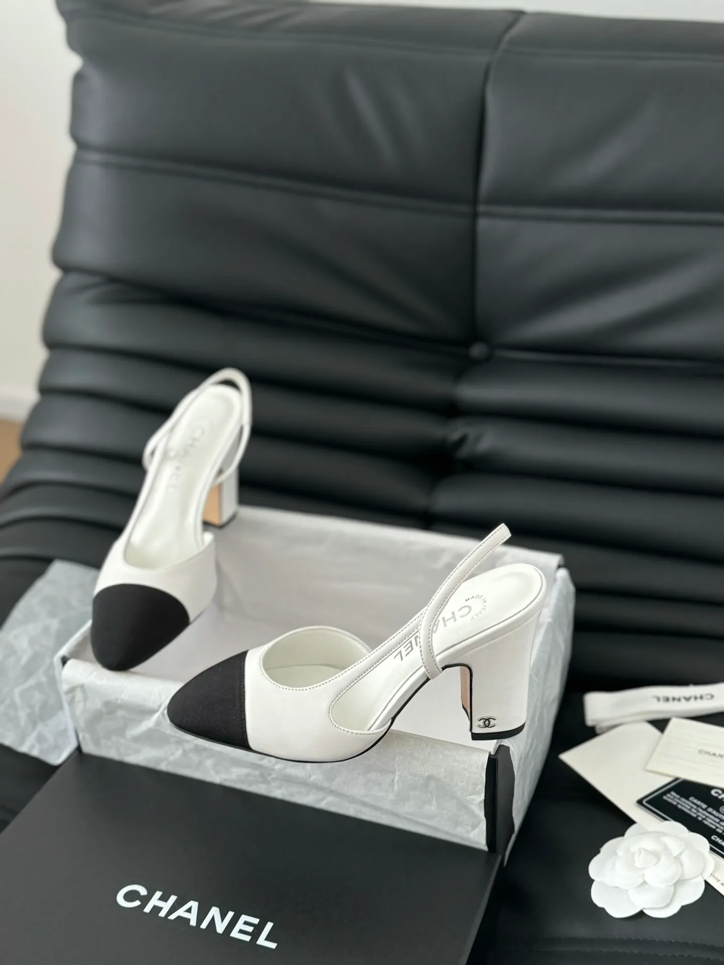 👟👟Ex-factory price 500👟👟 Purchasing-grade Chanel classic slingback sandals. We have been making this model for the past few years. This year we will re-purchase the version and make a detailed copy again. I found that the upper lines and body comfort of the new version have been slightly adjusted! The brand won't say anything because the overall appearance difference is not big and it doesn't affect wearing. All colors now produced are produced according to the latest styles! What you buy is the latest classic model from the counter, made of imported mixed sheepskin surface material, imported mixed sheepskin, and Italian imported cowhide leather soles! High heels 6.5cm Size:35-39 Other sizes can be customized